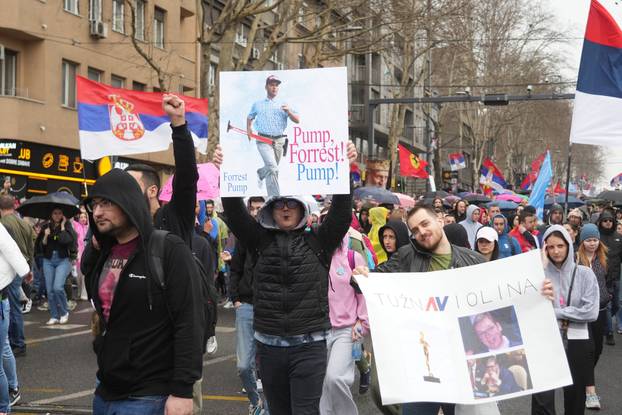 Beograd: Ljudi dolaze preko Slavije prema Skupštini Srbije gdje će se održati veliki studentski prosvjed "15 za 15"