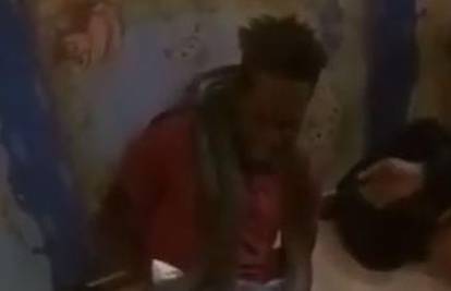 Policija mu omotala zmiju oko vrata: 'Koliko puta si krao, ha?'