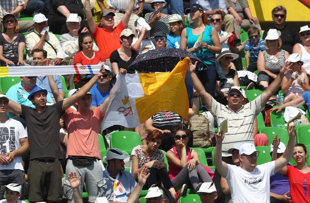 Sarajevo: Brojne zastave iz svih krajeva svijeta hodo?asnici podigli u zrak dok iš?ekuju papu Franju