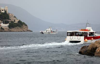 Policija: Nakon prevrnuća kajaka kod Dubrovnika spašeno osam ljudi; Traže se tri osobe...