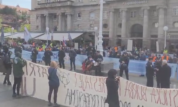 FOTO Muška molitva diljem Hrvatske. U Trogiru prosvjednici donijeli lutke s transparentima