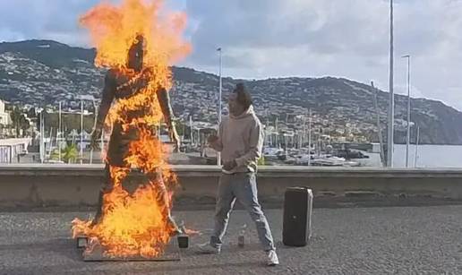 VIDEO Vandal zapalio statuu Cristiana Ronalda na Madeiri!