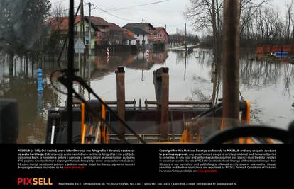 Čička Poljana: Nema predaha, voda je posvuda opkolila kuće