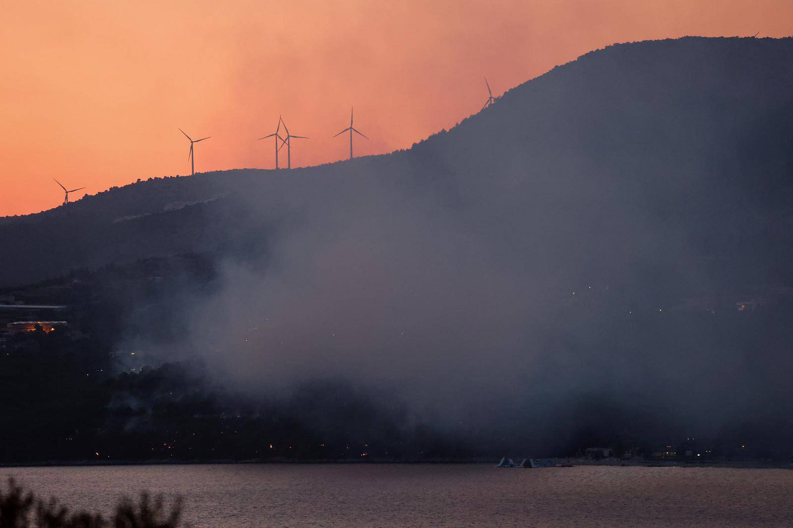 U blizini Trogira izbio požar, u gašenju pomažu i tri protupožarna aviona