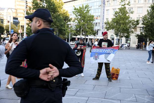 Beograd: Povodom 30. godišnjice genocida u Srebrenici, Žene u crnom organizirale su stajanje u crnini i šutnju na Trgu Republike