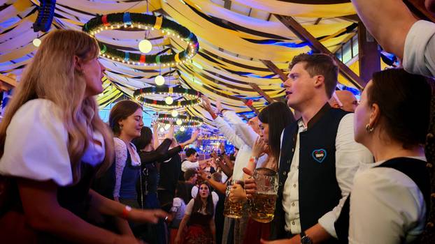 FOTO 24sata na Oktoberfestu:  Evo koliko košta krigla pive!