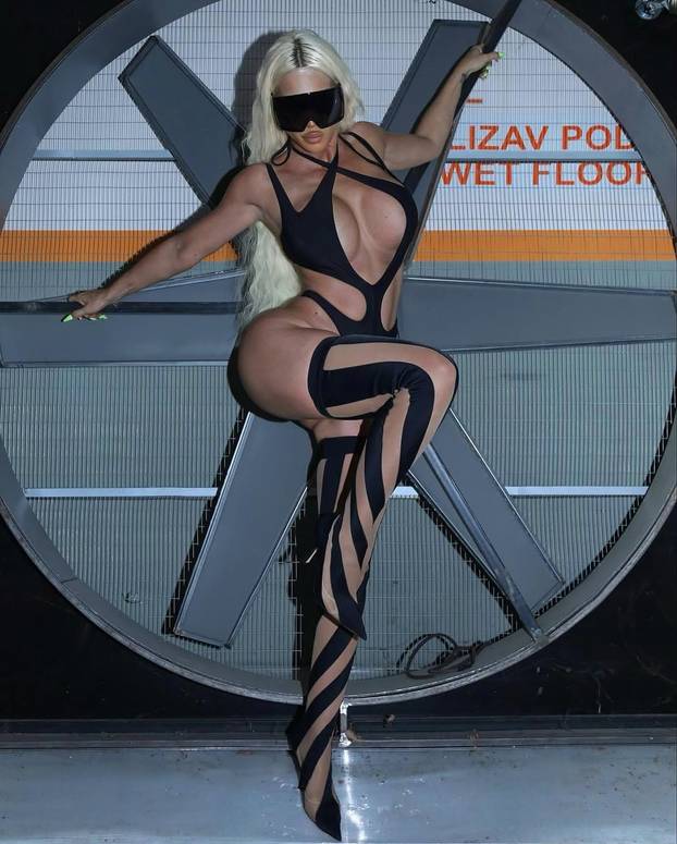 Karleuša objavila fotku: Ovdje imam 14 godina. Lagala sam  da je 18 da mogu na izbor za miss!