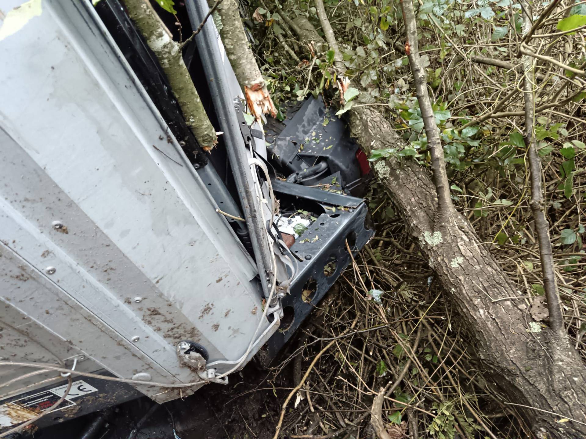 Nova nesreća na A3: Sudarili se kombi i kamion, teretnjakom probio ogradu i izletio u jarak