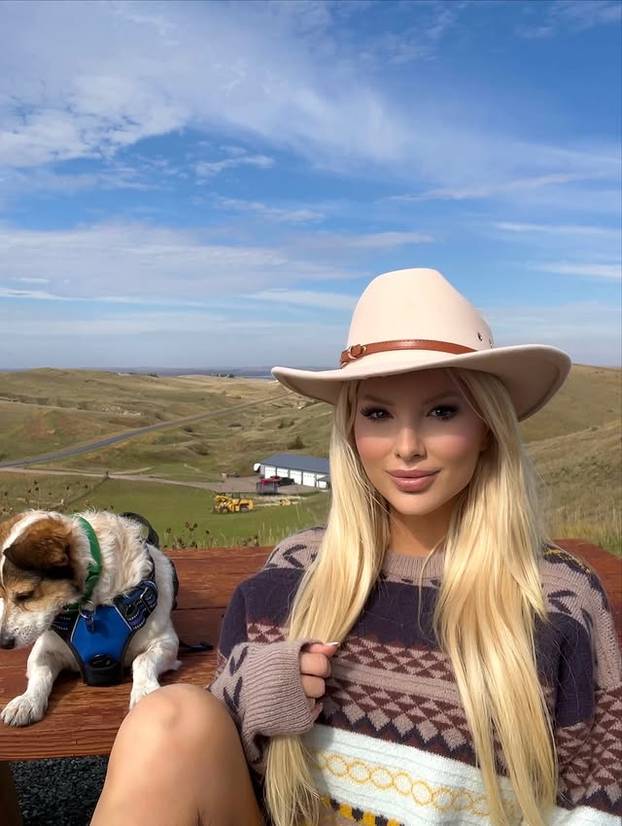 FOTO 'Djevojka sa sela' je prava internet senzacija! Njezine fotke su sve bacile na koljena