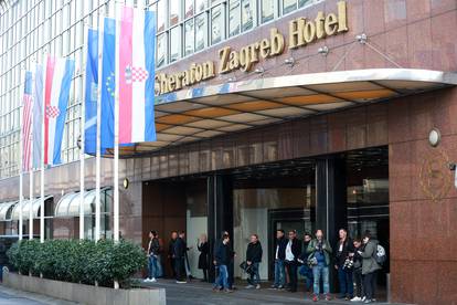 Zagreb: Bad Blue Boys počeli su se okupljati oko hotela gdje uskoro počinje skupština Dinama 