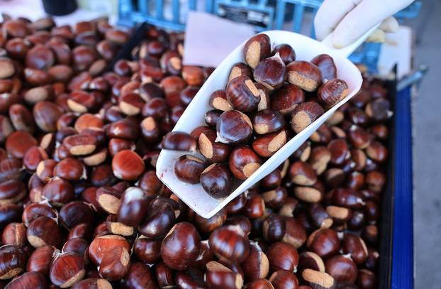 Zagreb: Na Dolac stigli prvi ovogodišnji kesteni, cijene su od 5 do 7 eura