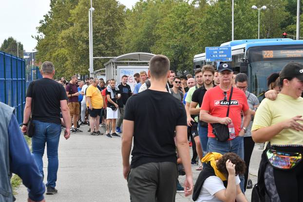 Zagreb: Stotine navijača satima strpljivo čekaju u redu kako bi nabavili ulaznice za utakmicu između Dinama i Chelseaja 