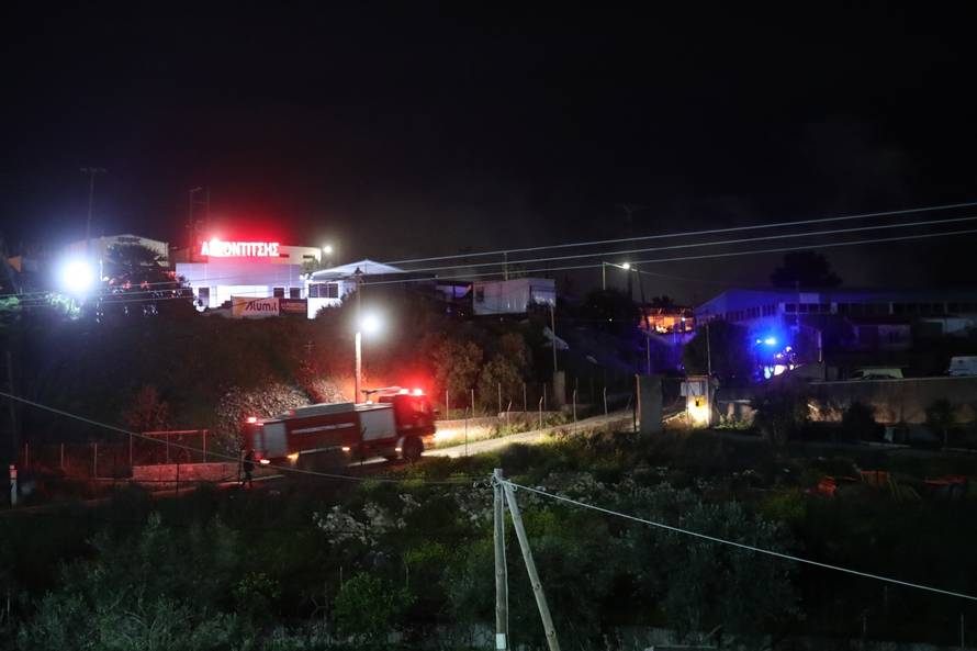 Mitilene na Lezbosu: Vatrogasci se bore s požarom u školi gdje se školuju migranti