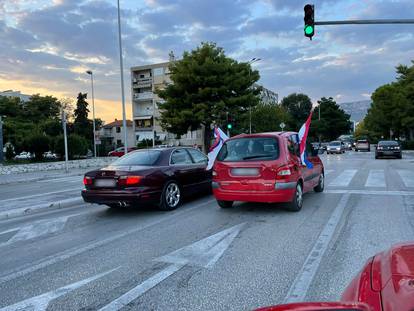 Navijači okupirali splitsku Rivu: Odjekuje pjesma, a policija pazi