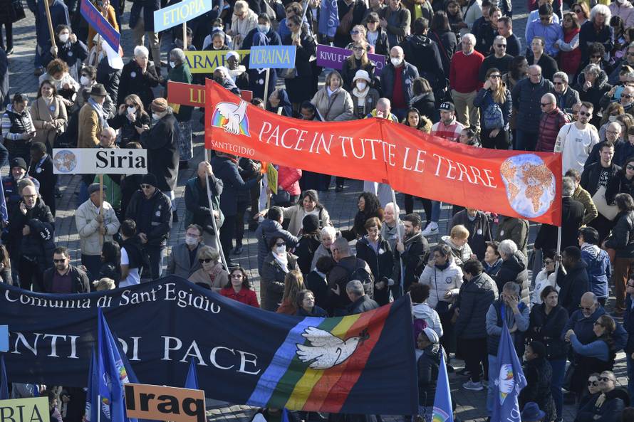 Vatikan: Papa Franjo predvodio tjednu molitvu Angelusa pred vjernicima okupljenim na Trgu svetog Petra