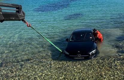 FOTO Divljao na Braču, udario pješaka i pobjegao. Skupocjeni Mercedes pronašli mu u moru