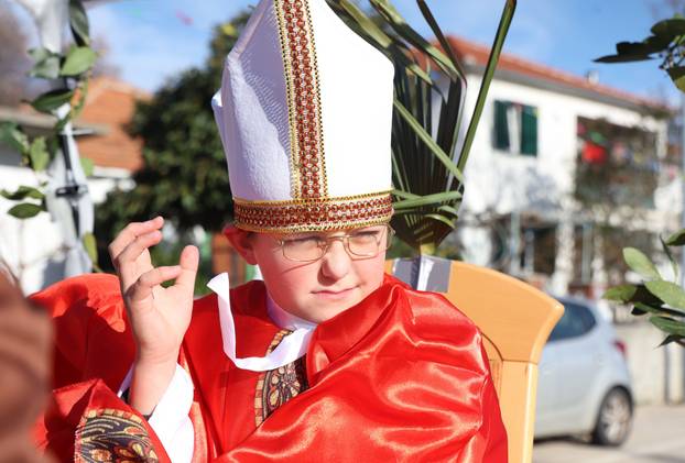 Jezera: Maškarana povorka prodefilirala je Jezerima