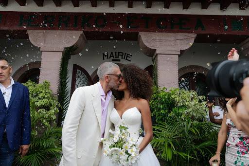 'Skromni obred': Cassel oženio 30 godina mlađu manekenku