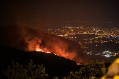 FOTO Strašna oluja na splitskom području! Munje izazvale više požara na padinama Mosora!