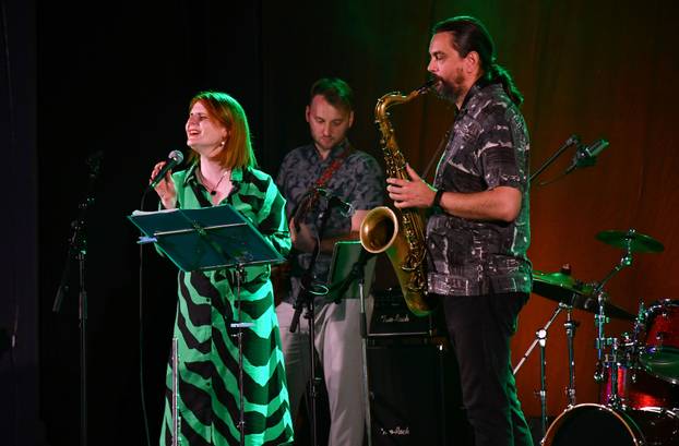 Slavonski Brod: Koncert  jazz sastava Sing Song Swing na pozornici Brodskog glazbenog ljeta