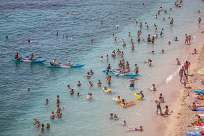 U Dubrovniku su mnogi spas od velikih vrućina potražili u moru ili na gradskim fontanama