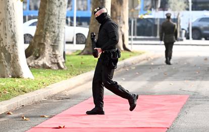 FOTO S crvenog tepiha micali list po list, Milanovića čuvali specijalci s antidron puškama