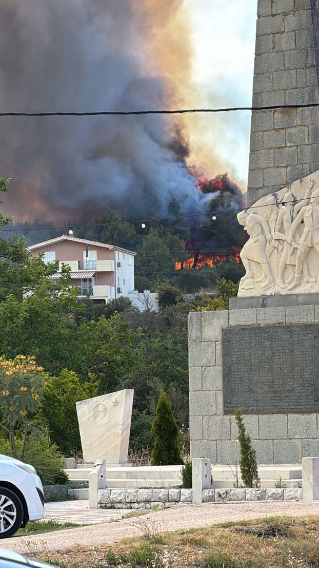 BUKTINJA U VINIŠĆU Vatrogasci spasili kuće od požara. Nebo kod Trogira prekrio je gusti dim