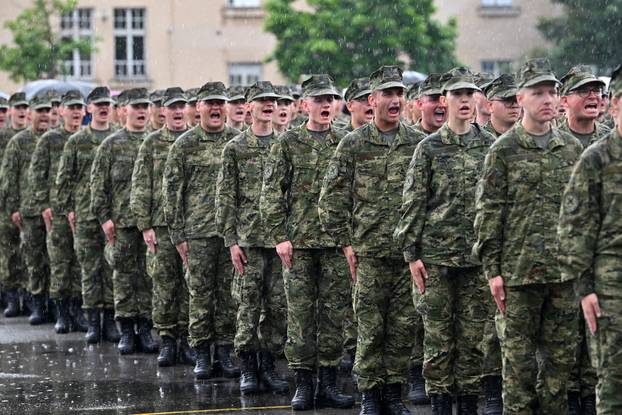 FOTO Suze i zagrljaji u Požegi: 900 novih ročnika položilo prisegu, među njima i 53 žene
