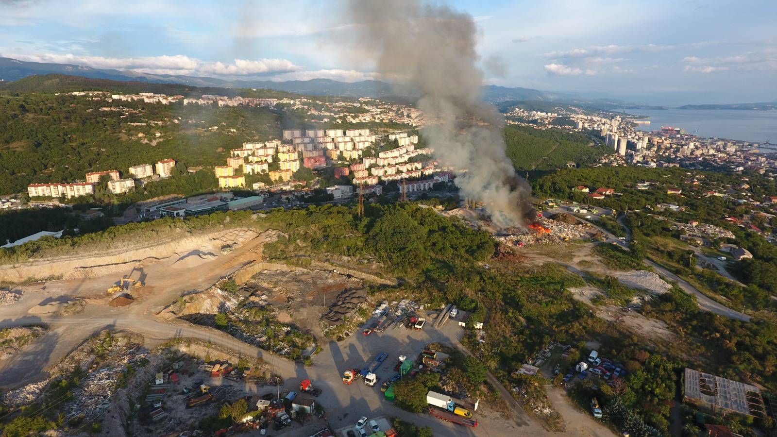 VIDEO Nakon teške noćne borbe na deponiju u Rijeci, vatrogasci su napokon zaustavili požar...