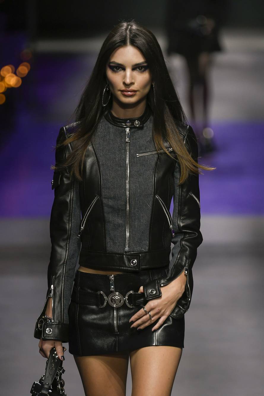 Emily Ratajkowski at VERSACE SS23 runway during Milan fashion Week on September 2022 - Milan, Italy. 23/09/2022