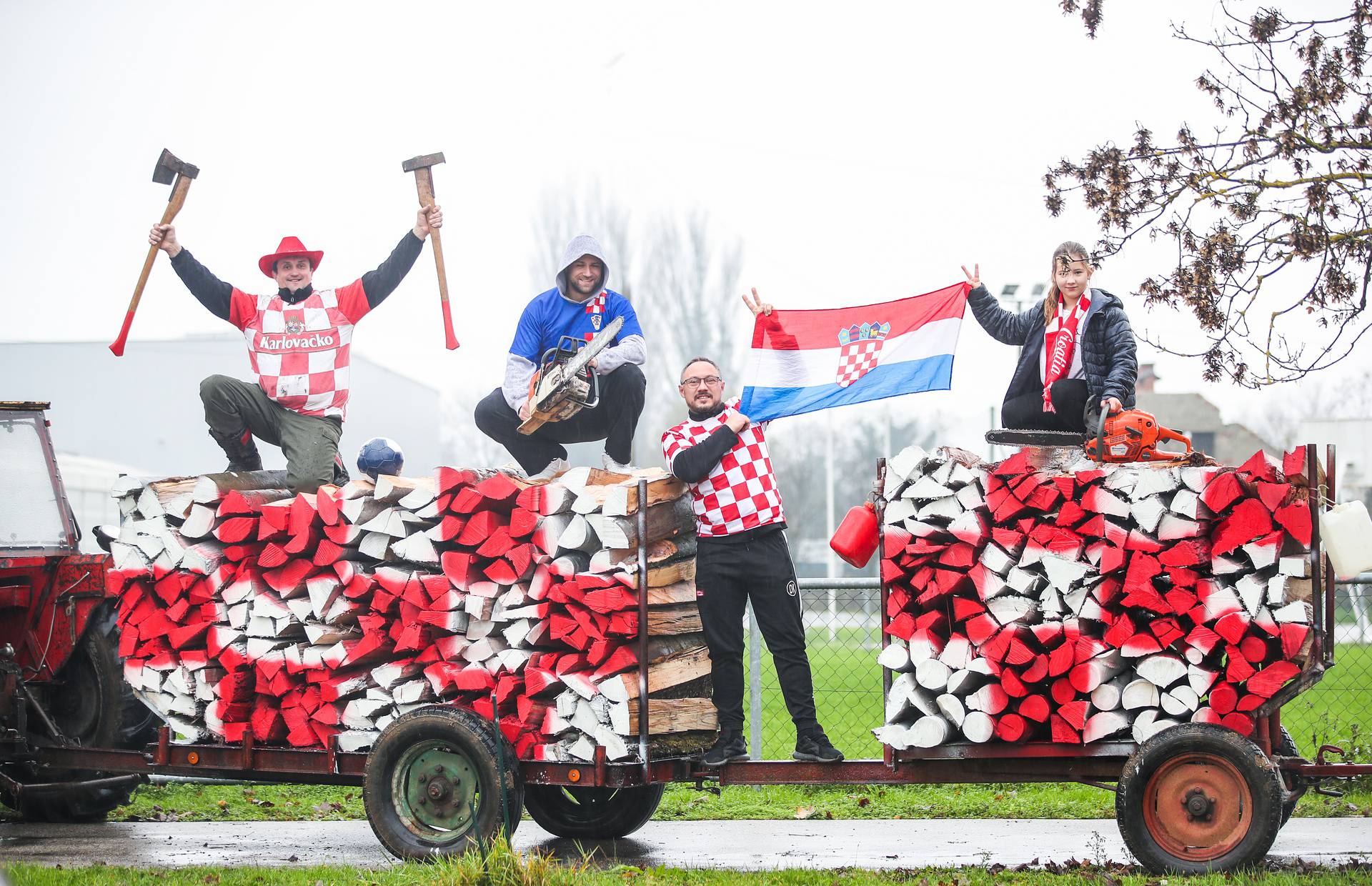 Navijači iz Gradne obojali su drva za ogrjev u crveno bijelu boju