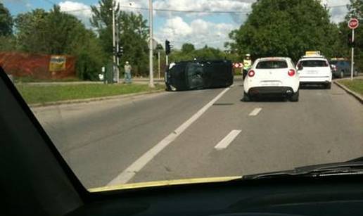 Spasila biciklista, udarila u stup i prevrnula se na bok