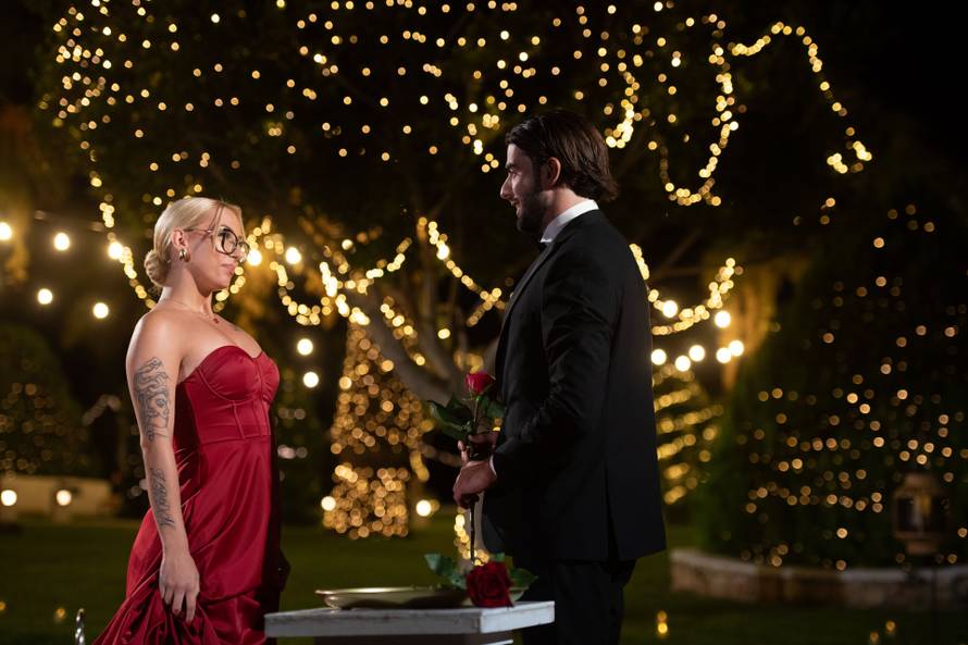 Šime spasio od ispadanja sve djevojke: Na spoju ljubio Lauru