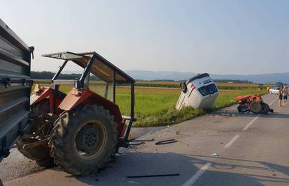 Sudar kraj Požege: Traktor se prepolovio, Caddy ostao u jarku