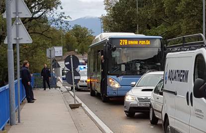 Učenici maltretirali vozača u Bakru i pobjegli pred policijom