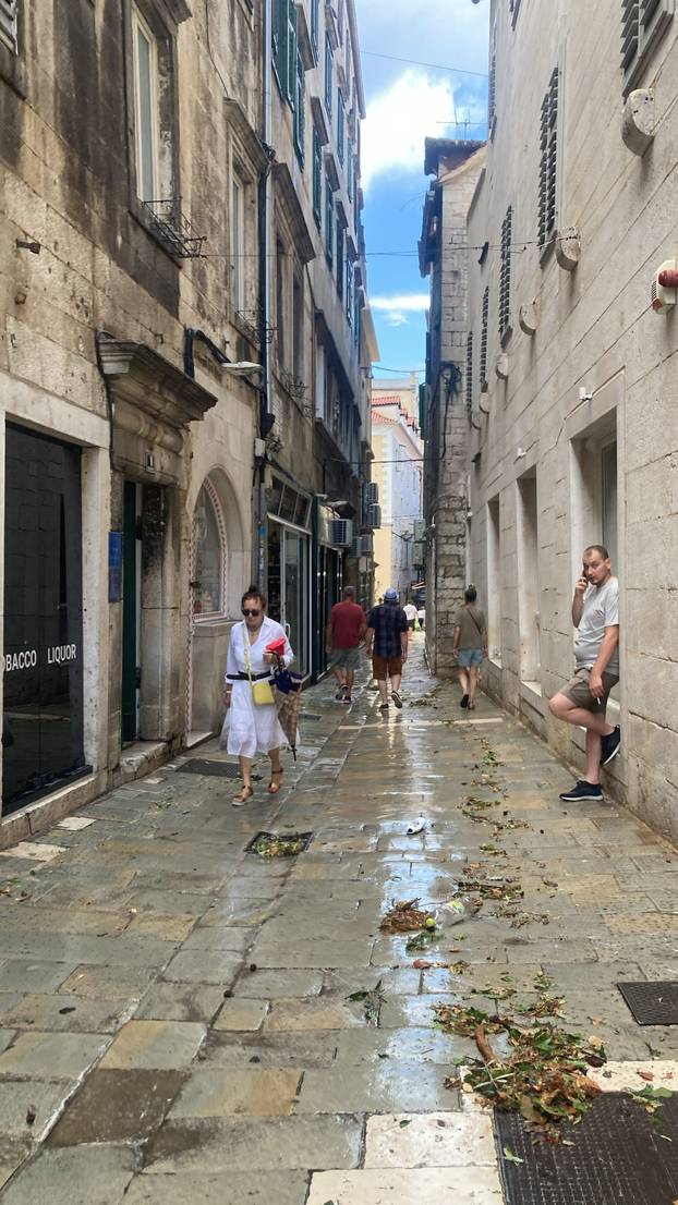 FOTO Split kao nakon tornada! Ovo je prognoza za danas: Za tri regije upalili alarm zbog oluje