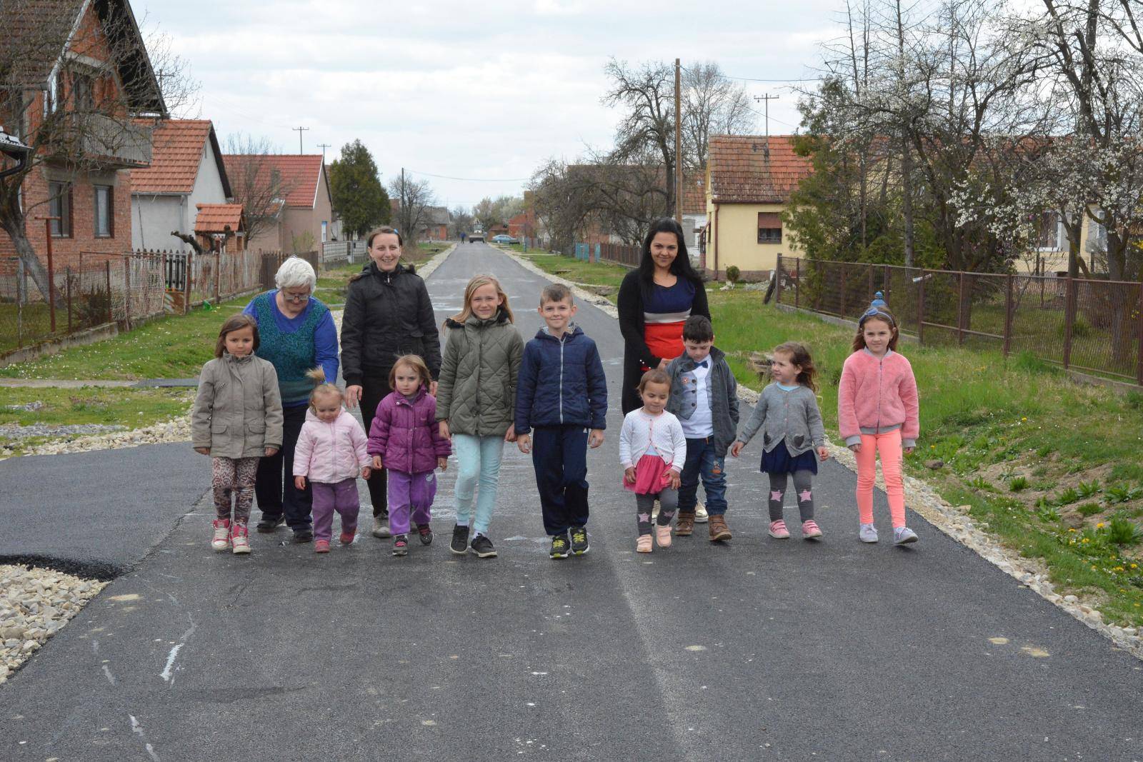 U krugu od 500 metara živi 20 djece: 'Selo nam je na dudi...'