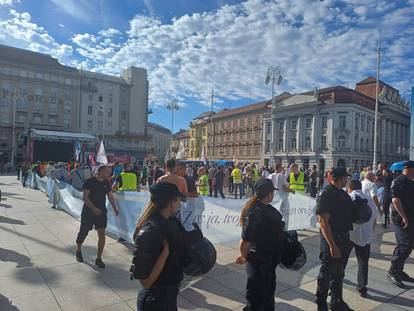 FOTO/VIDEO Klečavci molili na jednoj strani Trga bana Jelačića, na drugoj prosvjednici bubnjali