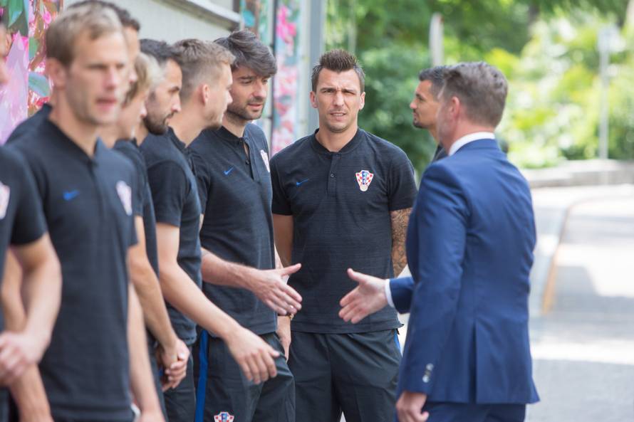 Ćorluka i Modrić su se fotkali s mladencima: Uljepšali im dan