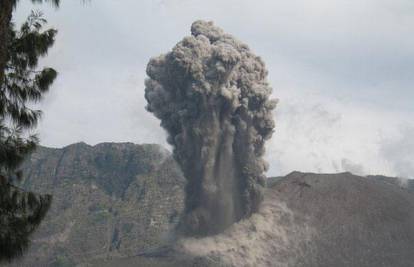 Indonezija: Aktivni vulkan baca lavu kilometar u zrak