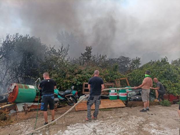 Scene užasa iz Pule: Vatra je gutala sve pred sobom, hrabri građani pomagali vatrogascima