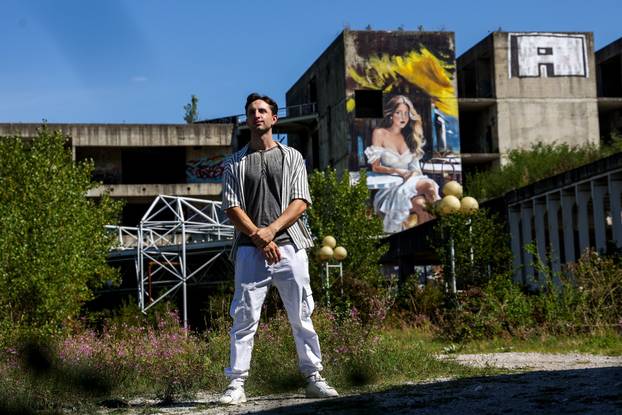 Zagreb: Dejan Šebastijan naslikao je ogroman mural na nedovršenoj bolnici u Blatu