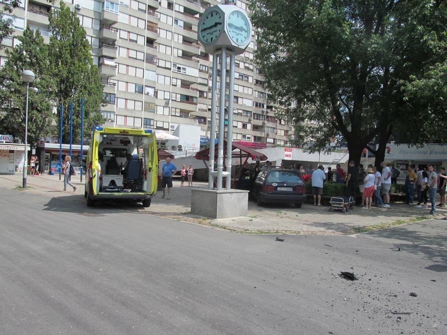 Kombi udario u auto: Naletjeli na majku i tromjesečnu bebu