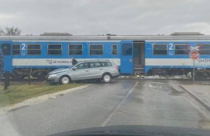 Vlak je naletio na automobil u Donjoj Stubici: Jedna osoba je ozlijeđena i prevezena u bolnicu