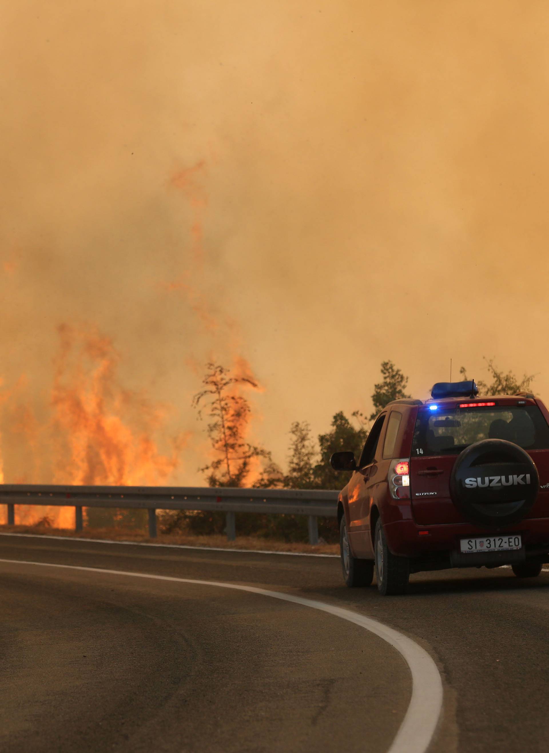 U Đevrskama obranjene kuće, ali jak vjetar i dalje nosi vatru