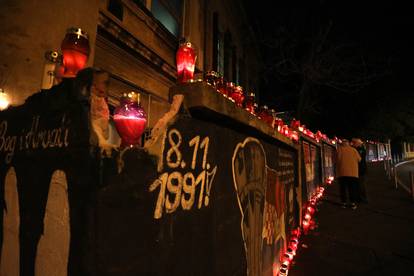 Rijeka: Građani pale svijeće uz mural Vukovaru