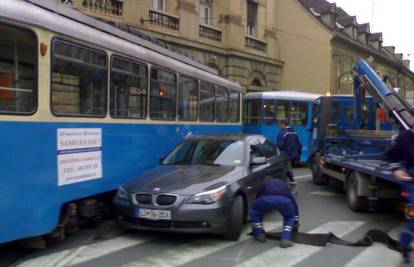 Zagreb: Skretao udesno pa BMW-om udario u tramvaj