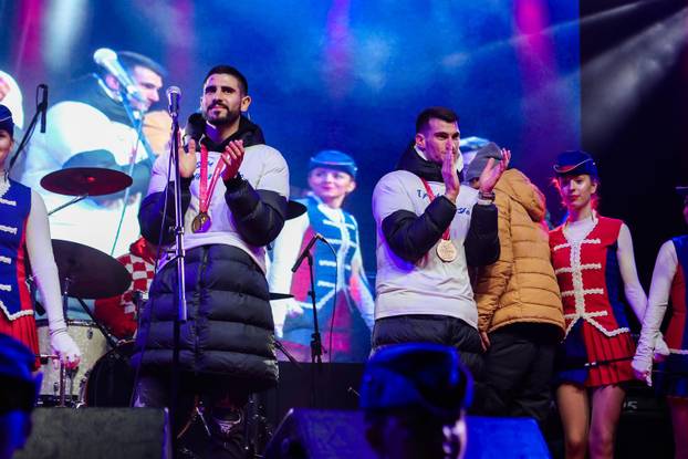 Zadar: Dominik Livaković i Martin Erlića potpisali lopte te ih ispucali u okupljene navijače