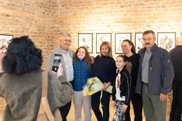 Osijek: Svečano otvorenje izložbe fotografija fotoreporterke Pixsella Emice Elveđi "Srce za Afriku"