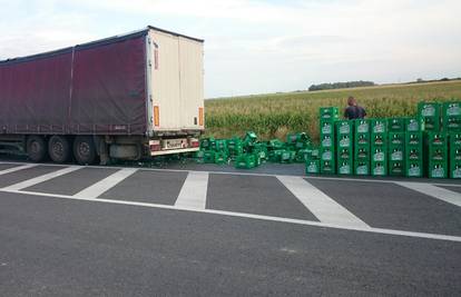 'Osvježio' cestu: Iz kamiona se rasulo stotinjak piva po cesti
